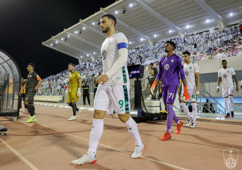 عمر السومة لاعب الأهلي ضد الطائي