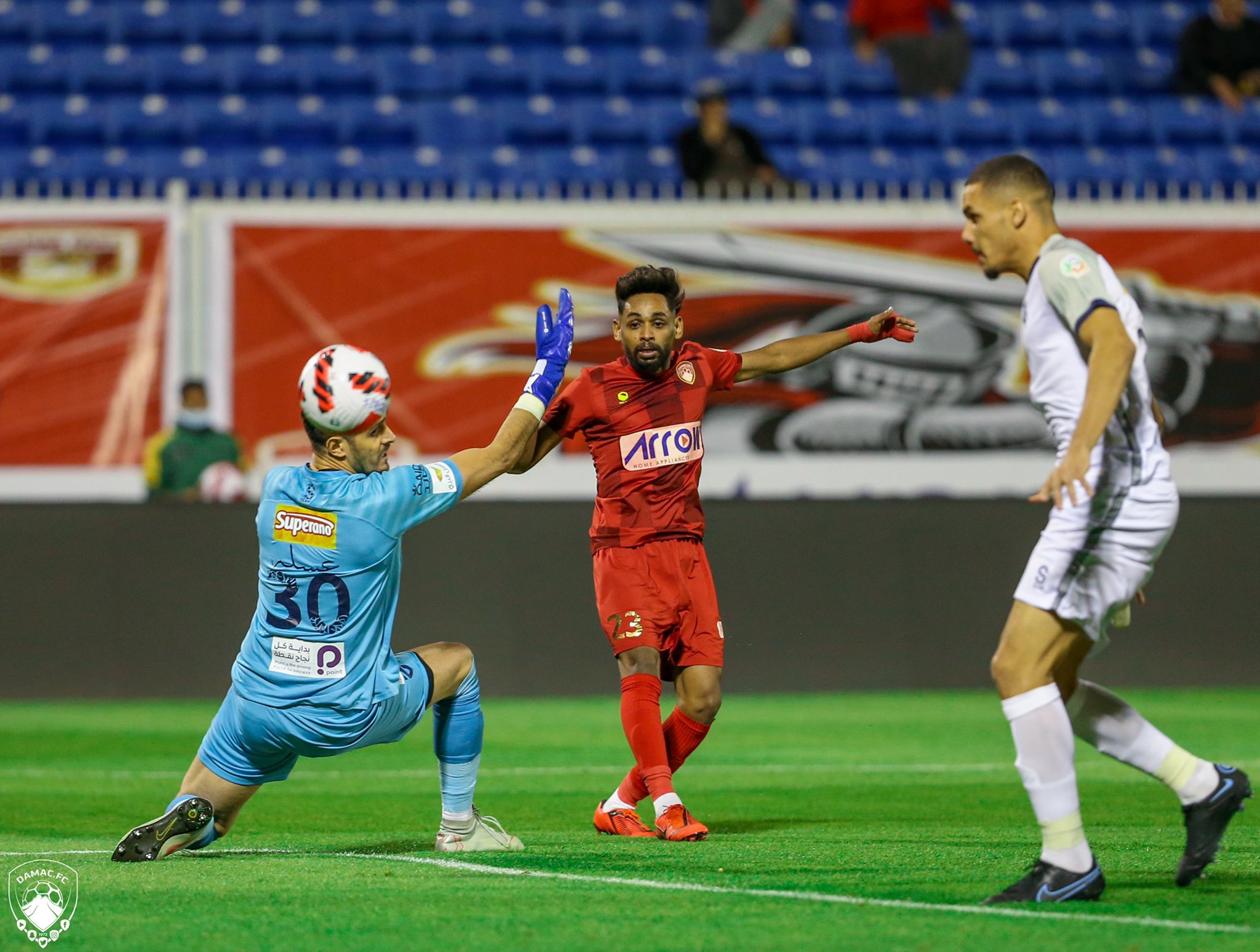 ضمك يتصدر الدوري مؤقتًا