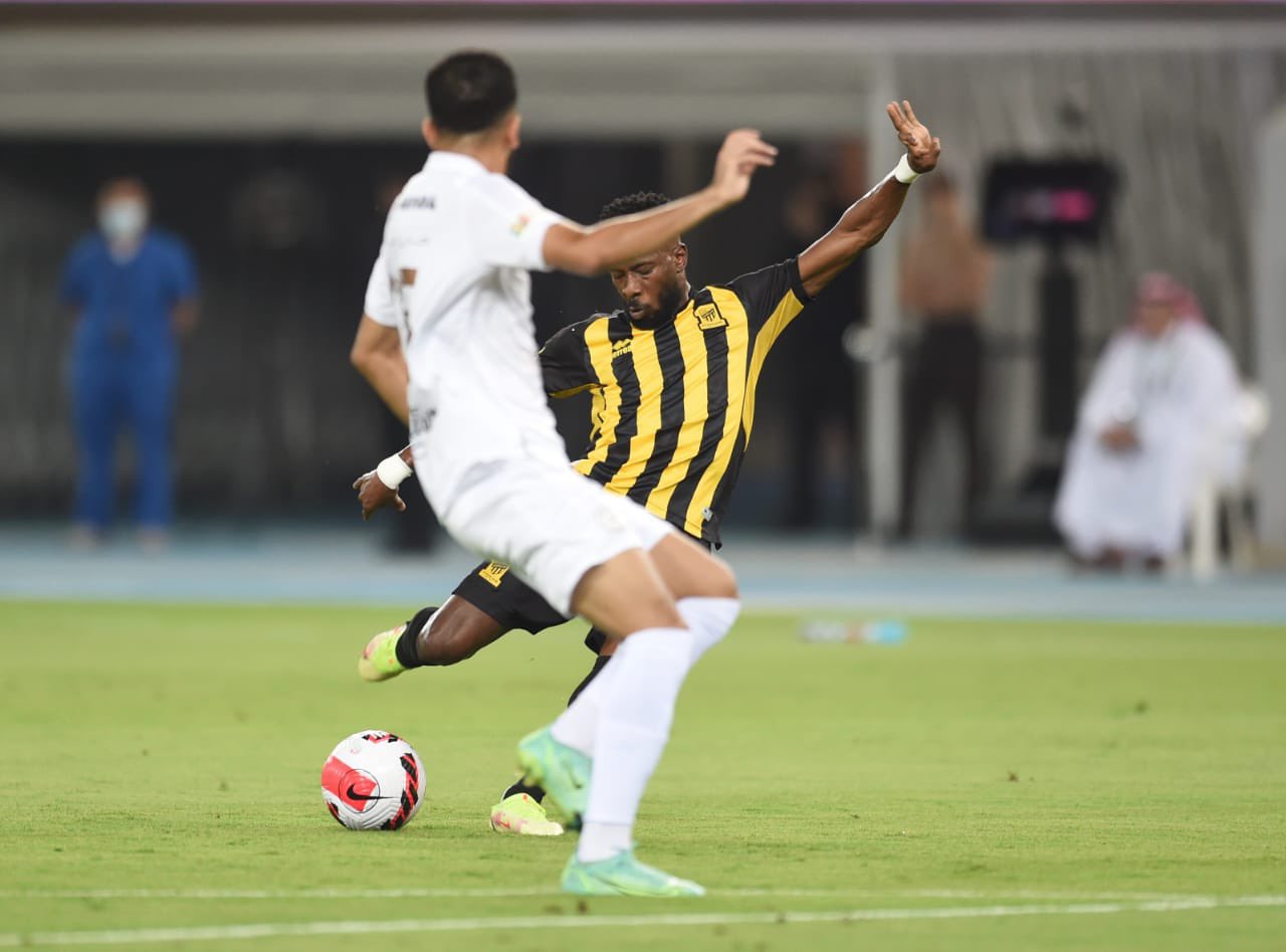 طاقم يوناني يدير مباراة الشباب والاتحاد