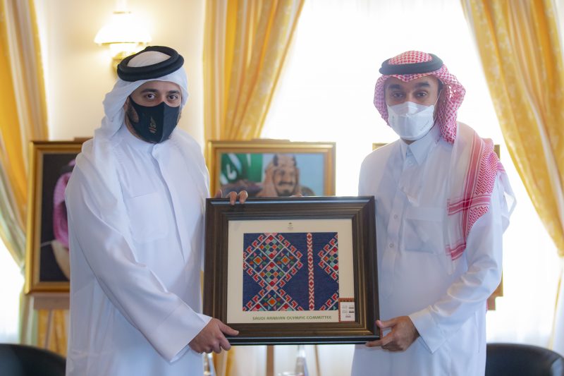 وزير الرياضة مع رئيس اللجنة الأولمبية البحرينية