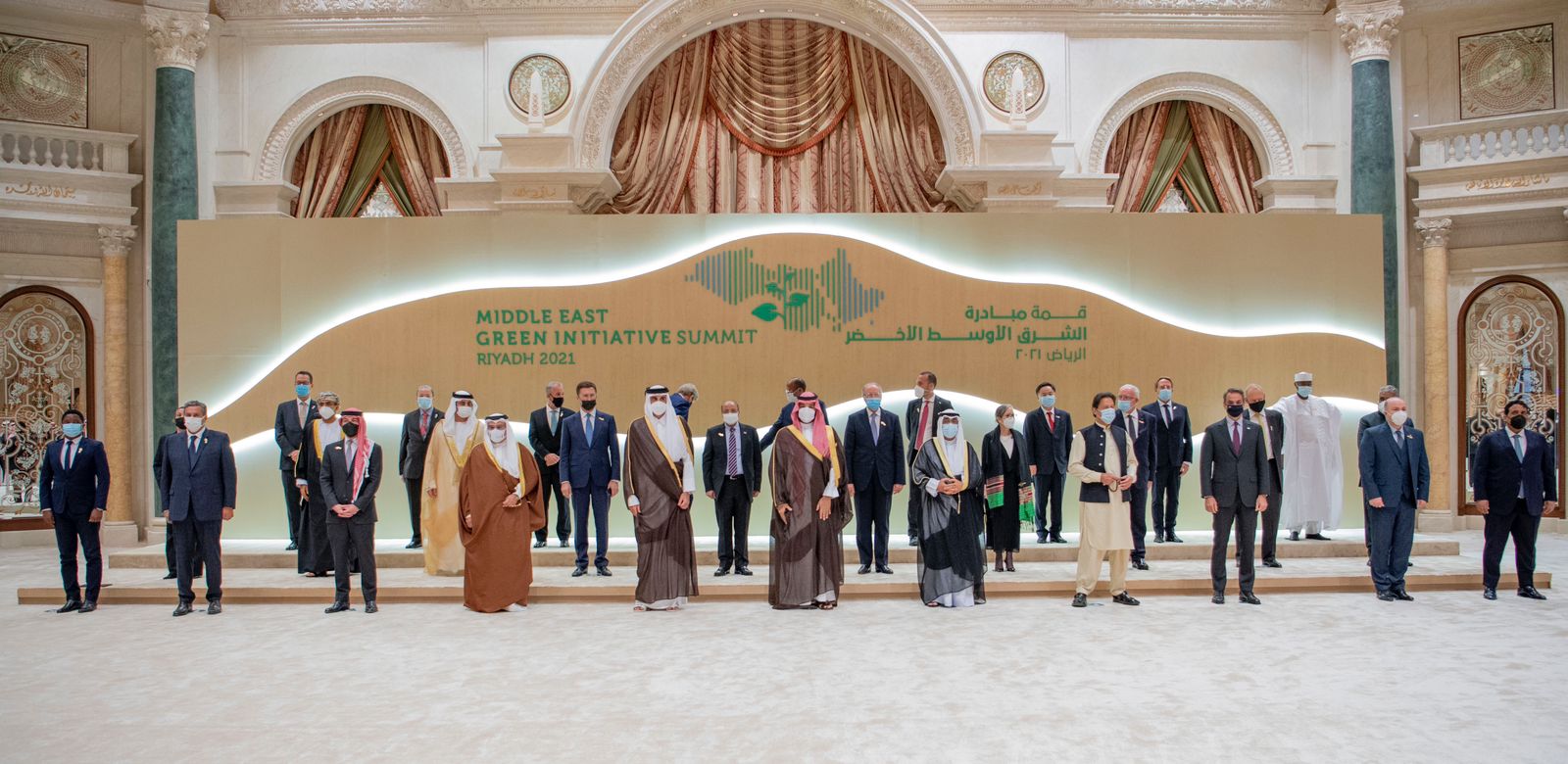 ولي العهد يتوسط القادة والرؤساء المشاركين في قمة مبادرة الشرق الأوسط الأخضر