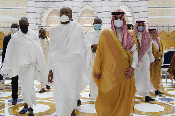 رئيس نيجيريا يصل جدة ويتوجه لمكة لأداء العمرة
