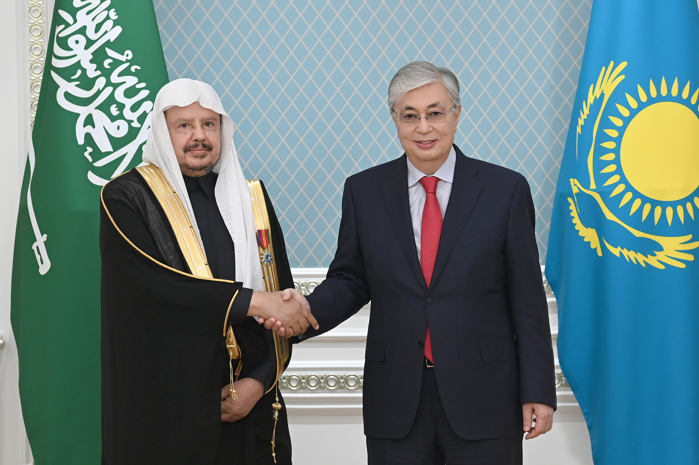 رئيس كازاخستان يستقبل رئيس الشورى ويقلده وسام الصداقة