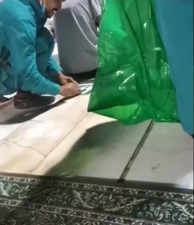 شاهد.. لحظة إزالة ملصقات التباعد في المسجد الحرام