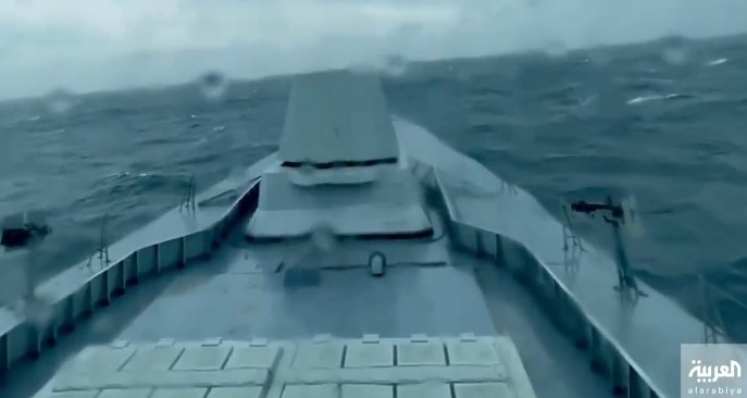لحظة دخول السفينة الحربية السعودية جلالة الملك أجواء إعصار شاهين