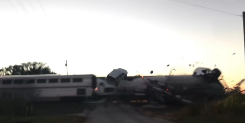 بالفيديو .. سيارات تطير في الهواء بحادث تصادم مع قطار