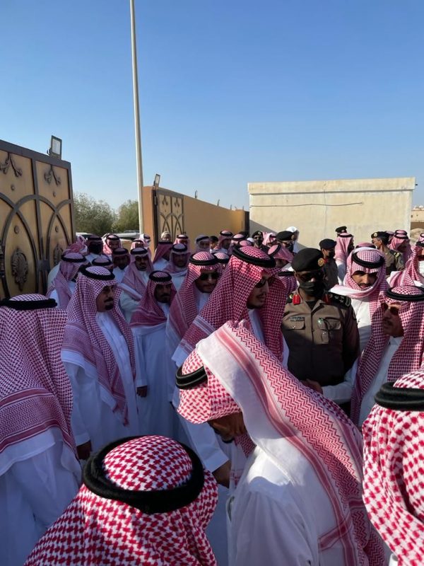 نائب أمير الشرقية يؤدي صلاة الميت على خالد بن حثلين - المواطن