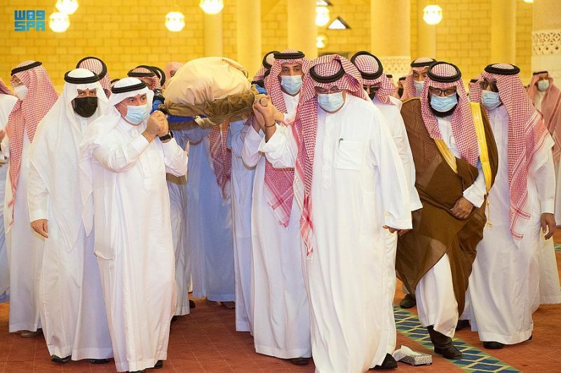 أمير الرياض بالنيابة يؤدي صلاة الميت على الأمير عبدالله بن محمد بن عبدالعزيز 