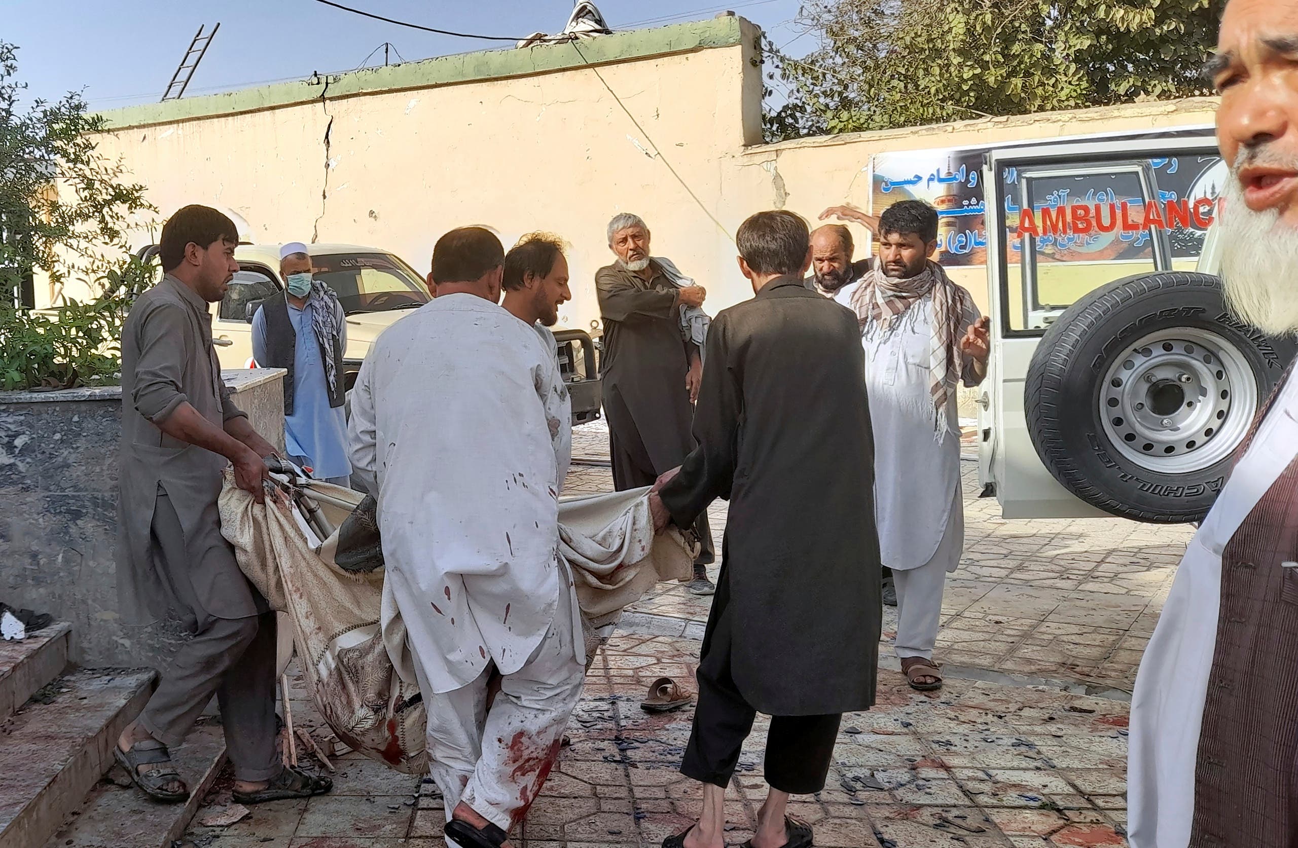 ارتفاع ضحايا تفجير مسجد قندوز إلى 100 وداعش يتبنى