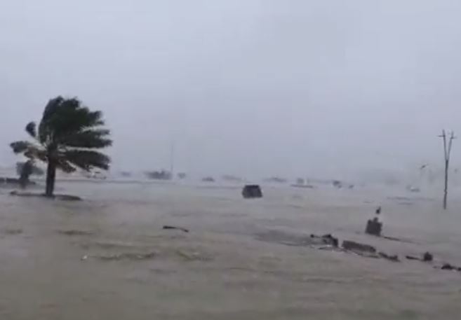 شرطة عمان تحذر من إعصار شاهين : توجهوا لمناطق الإيواء