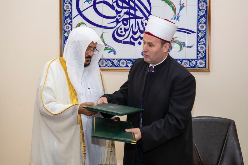 منح الوزير آل الشيخ درع المشيخة الإسلامية الألبانية