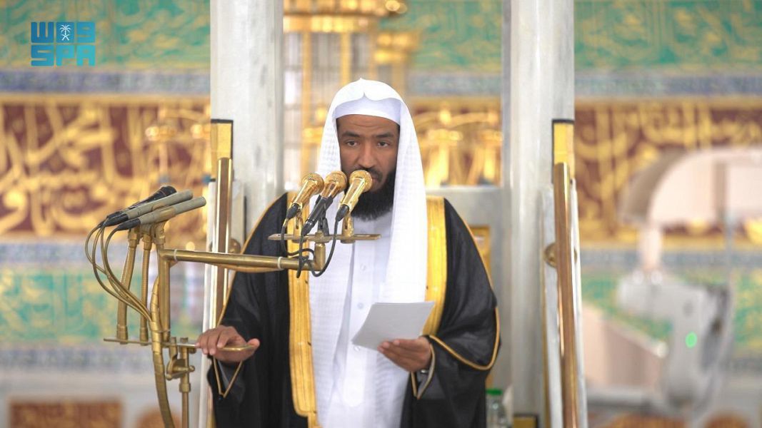 خطيب المسجد النبوي : اجتهدوا فيما تبقى من رمضان