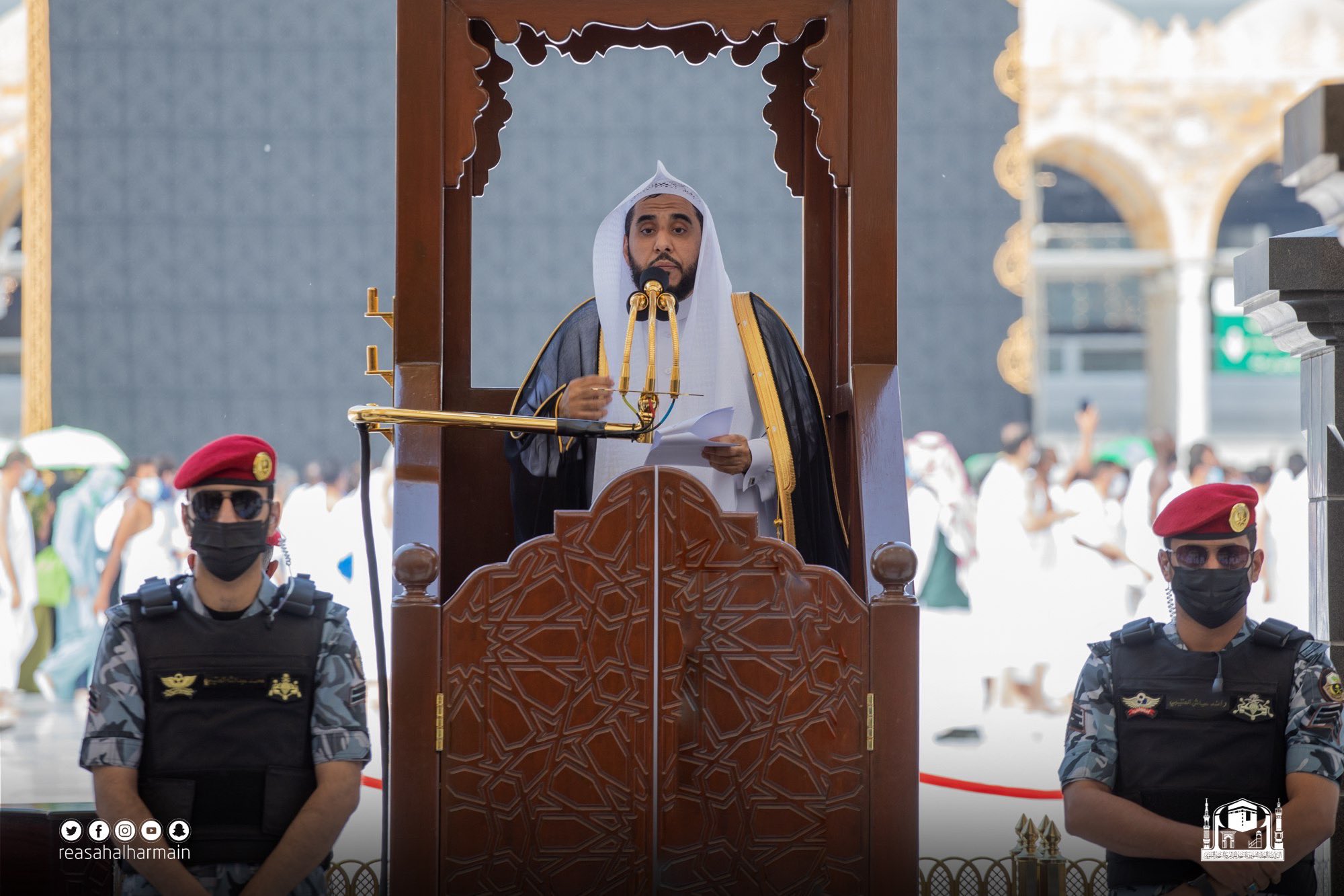 خطيب المسجد الحرام : تقوى الله سياج الأمان