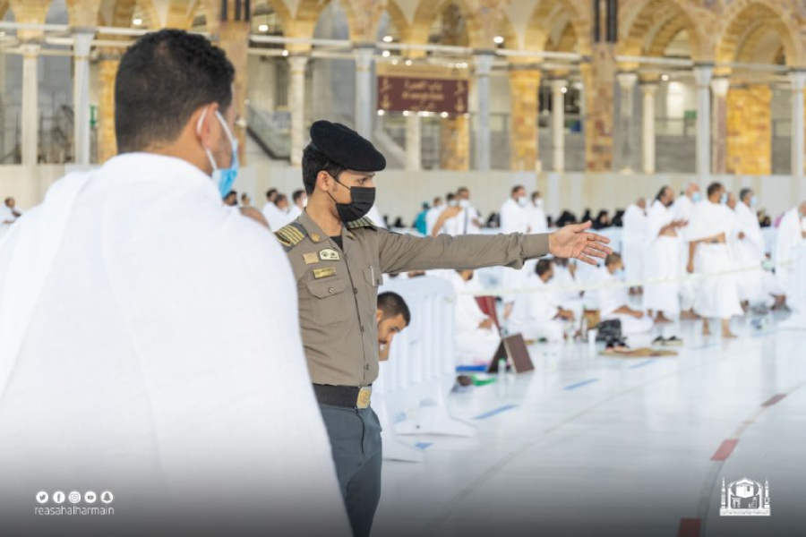 زوار المسجد الحرام يؤدون صلاة الجمعة الأولى بعد رفع الطاقة الاستيعابية