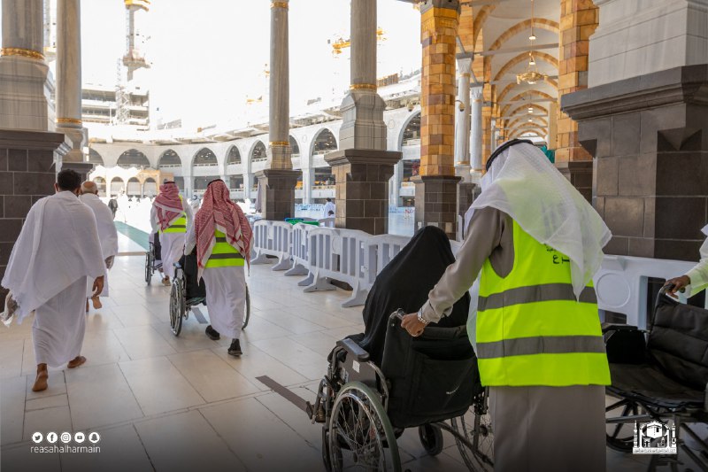 زوار المسجد الحرام يؤدون صلاة الجمعة بعد رفع الطاقة الاستيعابية