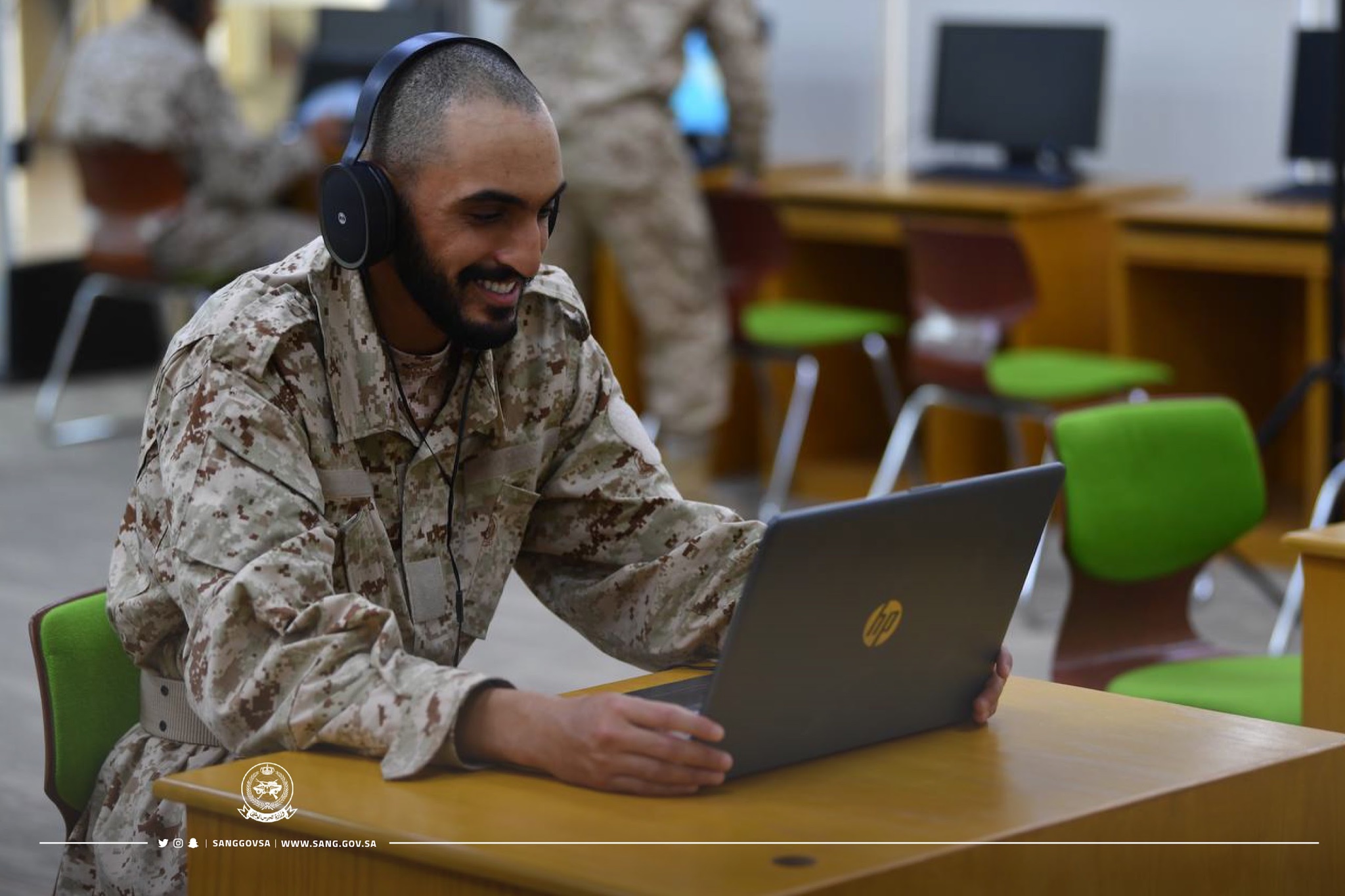 فرحة طلاب كلية الملك خالد العسكرية بالتواصل مع ذويهم