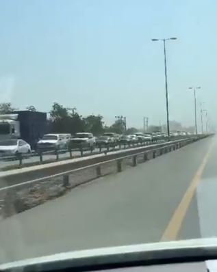 مشهد رائع.. شوارع عمان تكتظ بشاحنات المساعدات