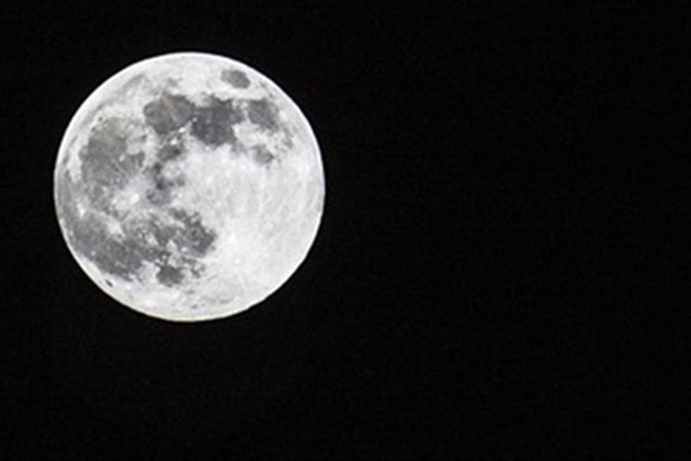 قمر ربيع الأول يكتمل بدرًا الليلة