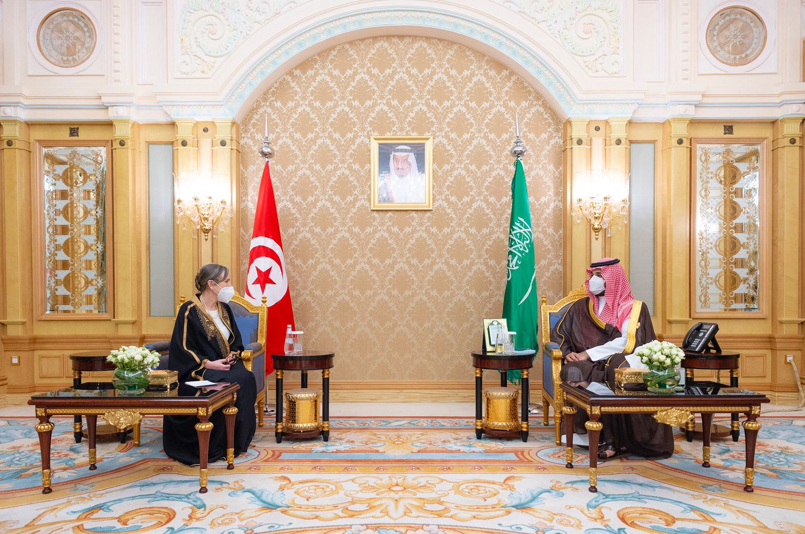 محمد بن سلمان يستعرض المبادرات البيئية مع رئيسة الحكومة التونسية