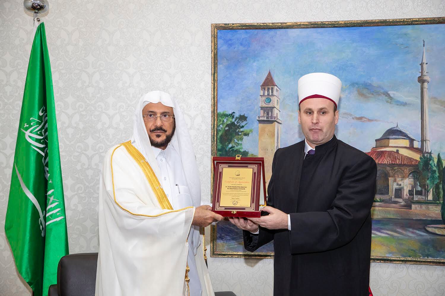 منح الوزير آل الشيخ درع المشيخة الإسلامية الألبانية