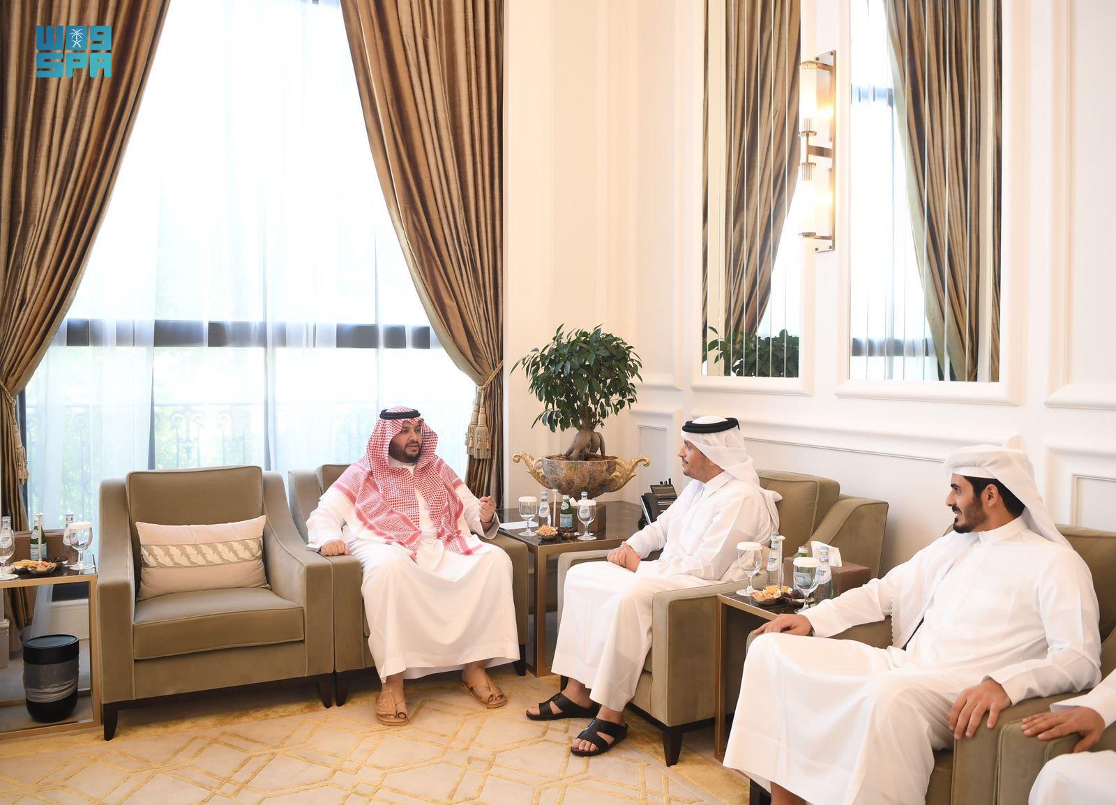 وزير خارجية قطر يستقبل الأمير تركي بن محمد