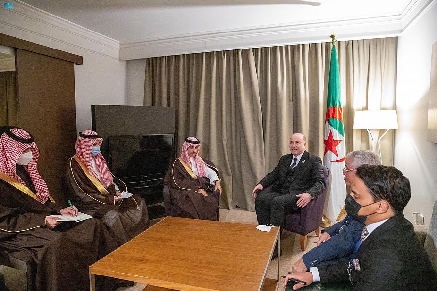 وزير الخارجية يستعرض التعاون مع وزير المالية في الجزائر