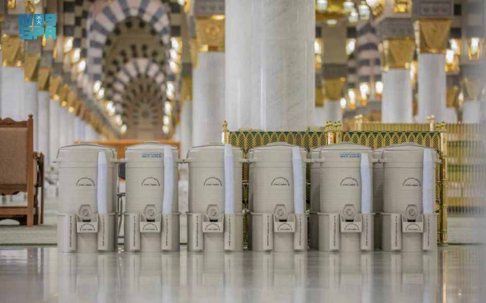 توزيع 25 ألف عبوة وحافظة ماء زمزم في المسجد النبوي يوميًا