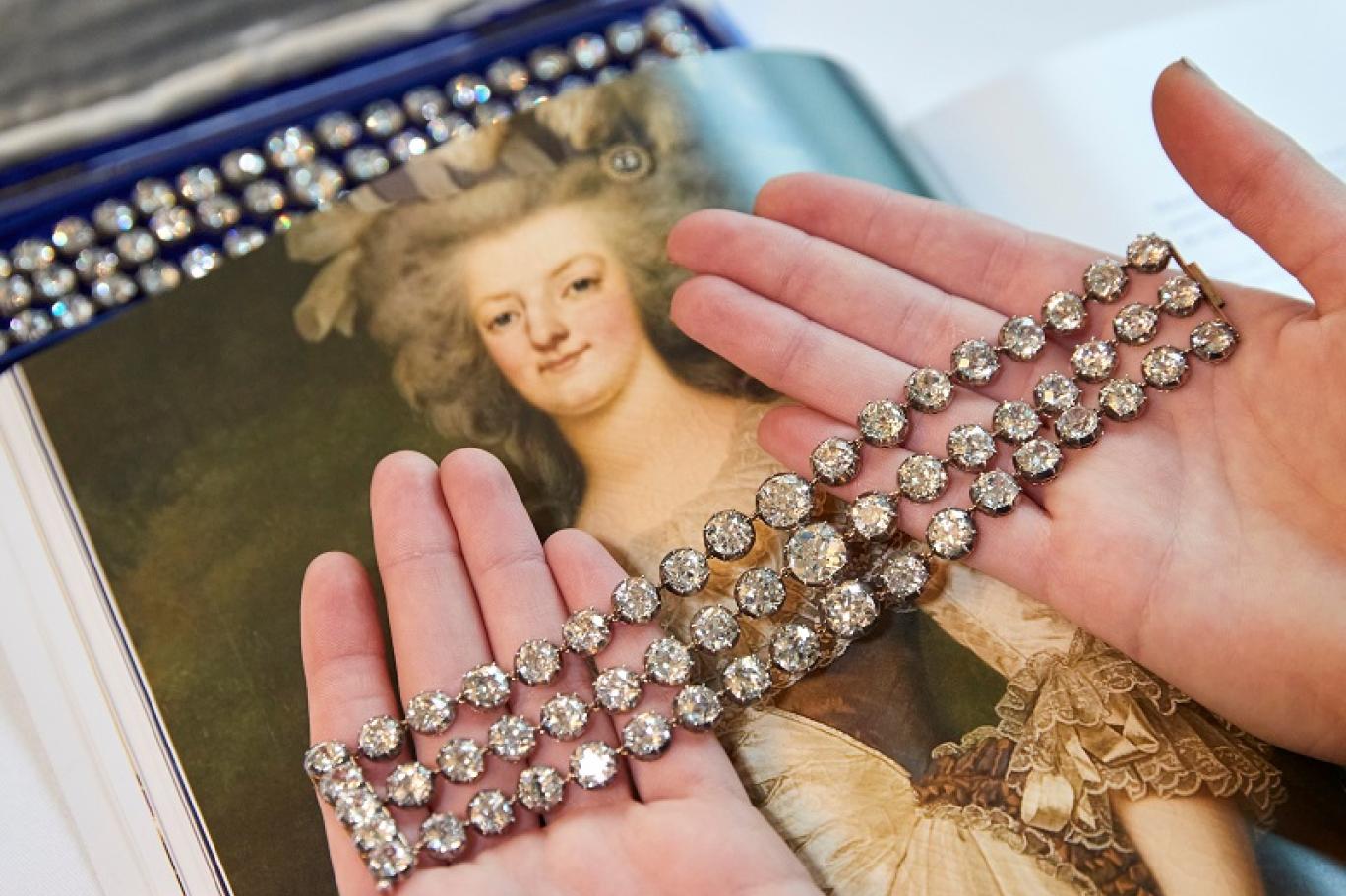 بيع سوارين للملكة ماري أنطوانيت بـ 8 ملايين دولار