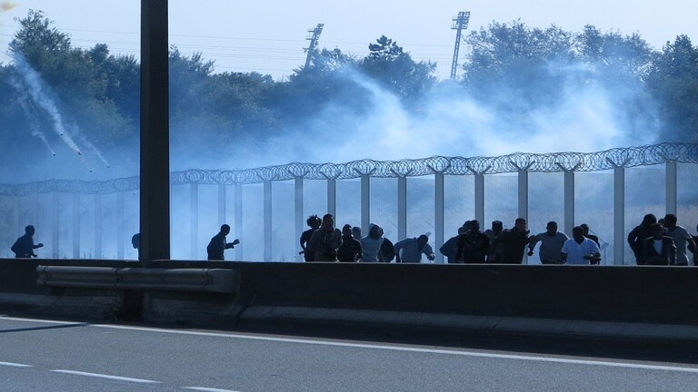 الشرطة الفرنسية تستخدم الغاز المسيل للدموع لتفريق المتظاهرين
