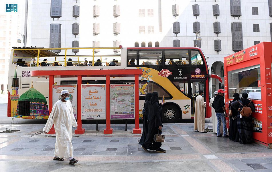 الحافلة السياحية تنقل الزوار إلى المعالم والمساجد التاريخية في المدينة المنورة