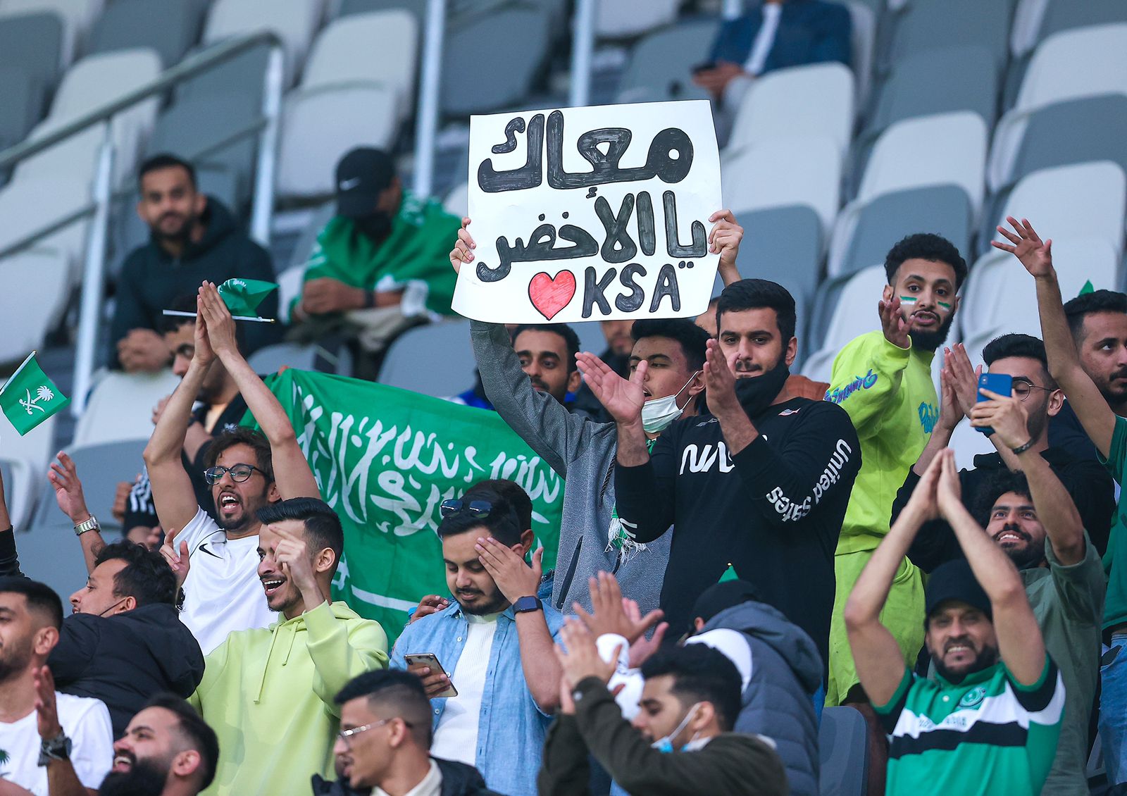 الجماهير السعودية تُحفز اللاعبين: تقدر يا أخضر