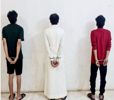 صورة ضبط مخالفَين بحوزتهما قات مخدر أثناء تجولهما بمركبة مواطن بجازان