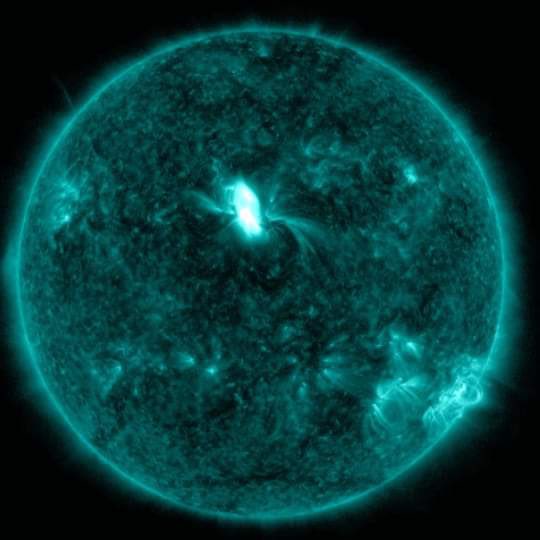 فلكية جدة: توهج متوسط القوة في البقعة الشمسية نحو الأرض مباشرة