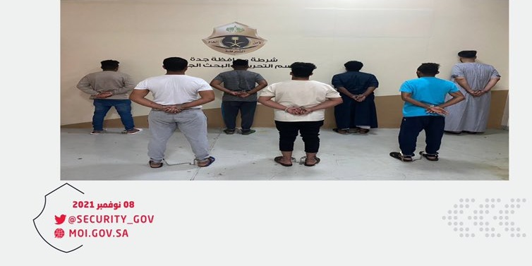 صورة القبض على 7 أشخاص انتحلوا صفة الأمن للسطو على سكن عمالة بمكة