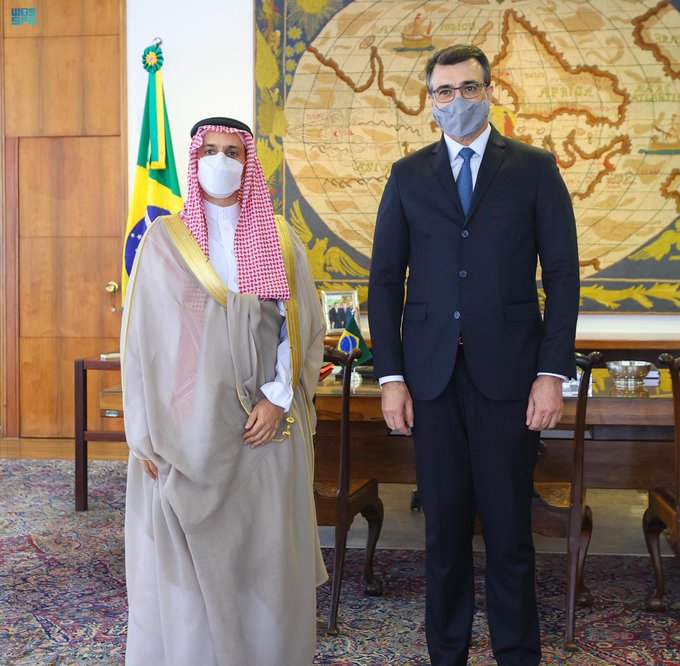 وزير الخارجية يبحث تعزيز العلاقات مع نظيره البرازيلي