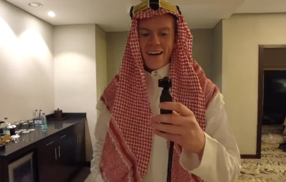 دوغ برنارد سائح أمريكي يرتدي الزي السعودي في موسم الرياض