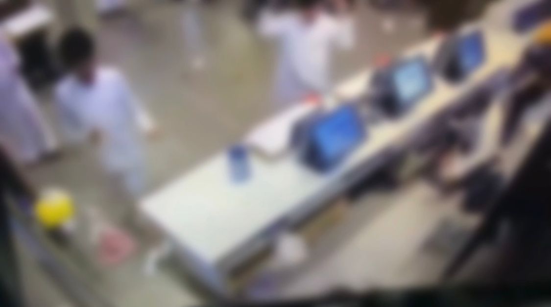 القبض على 5 أشخاص اعتدوا على عاملين في أحد مطاعم الرياض