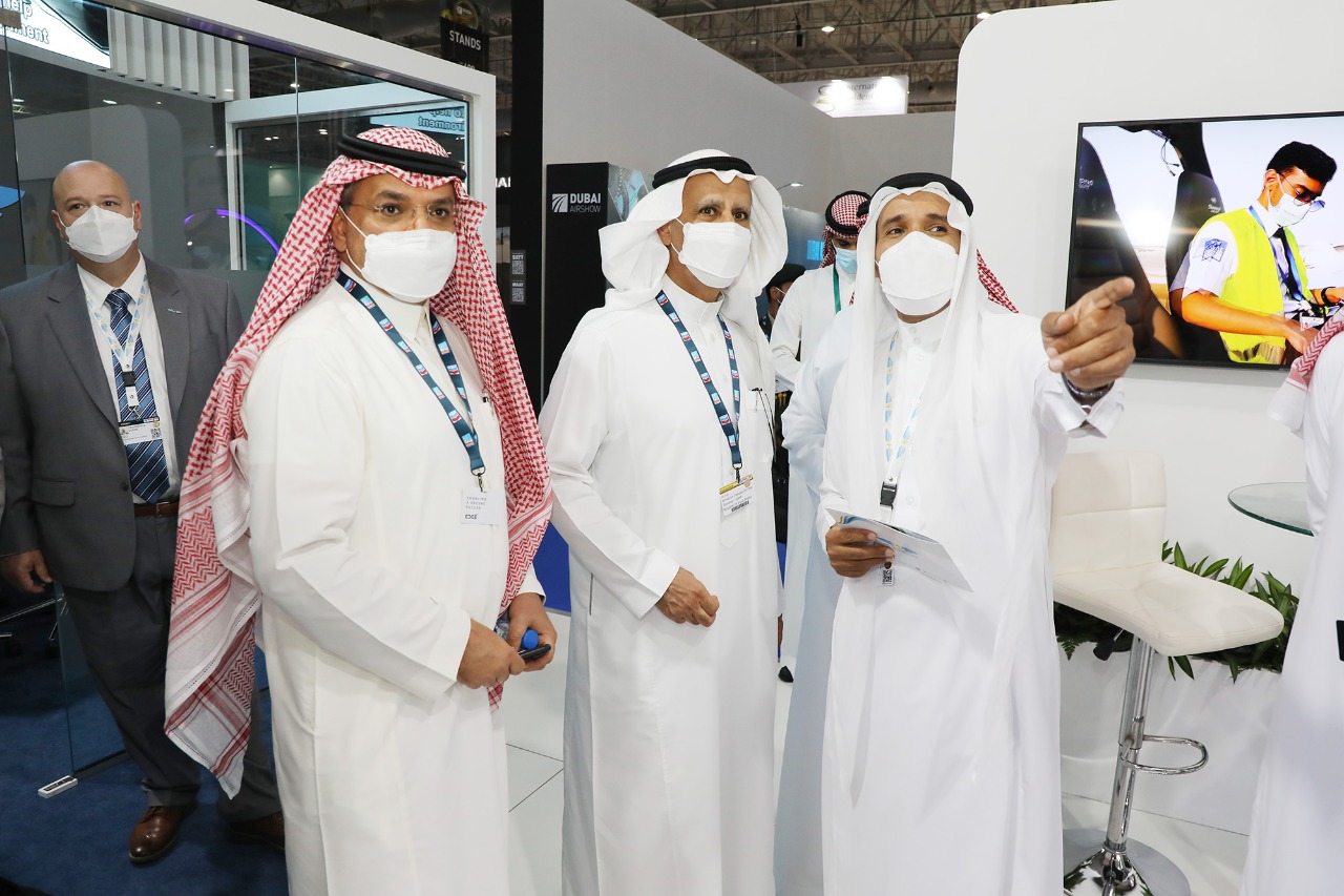 العوهلي يزور جناح أكاديمية أكسفورد السعودية في دبي ويلتقي الطلاب 