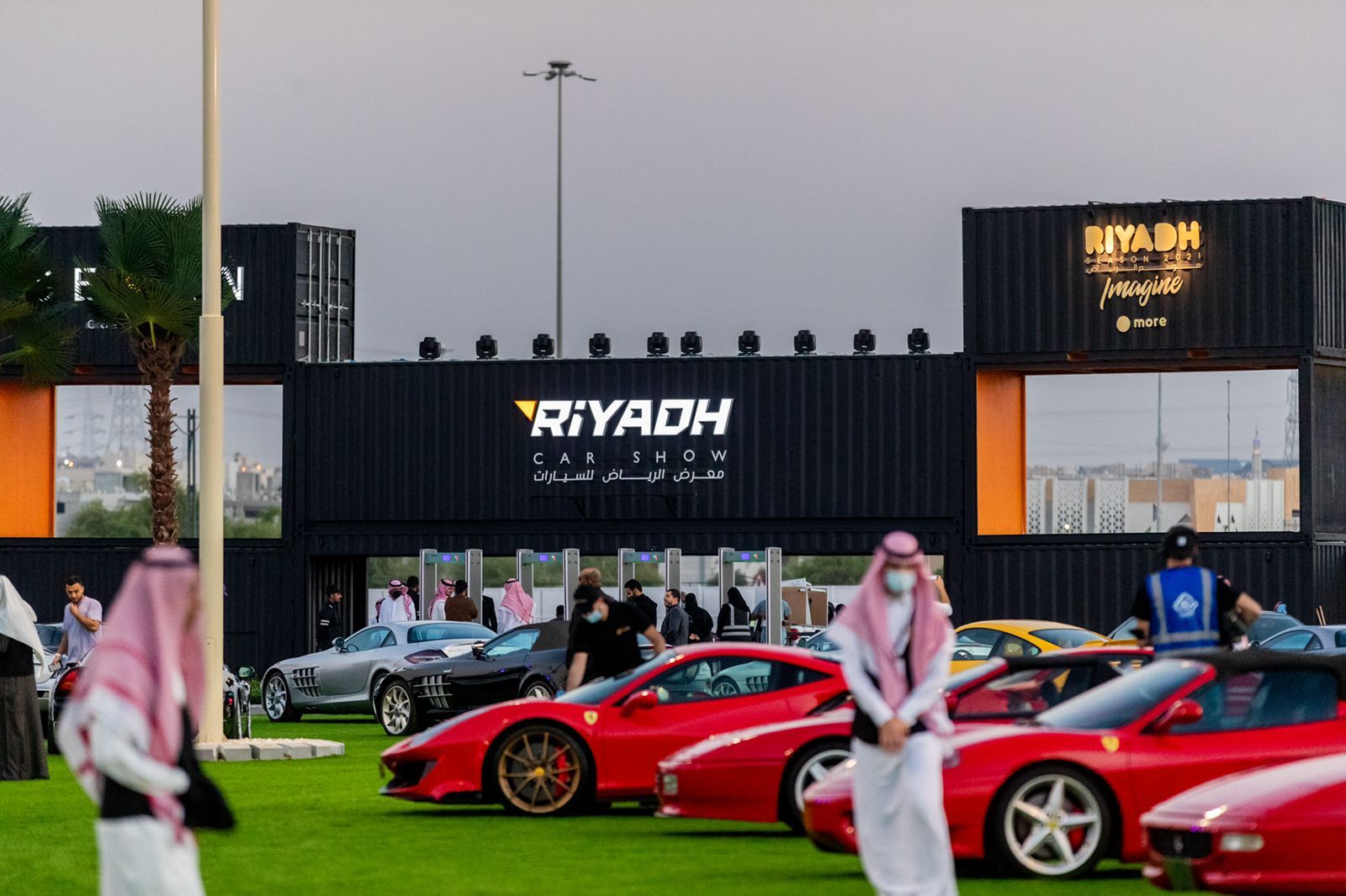 معرض الرياض للسيارات يبهر زواره بالتنوع بين الكلاسيكية والحديثة