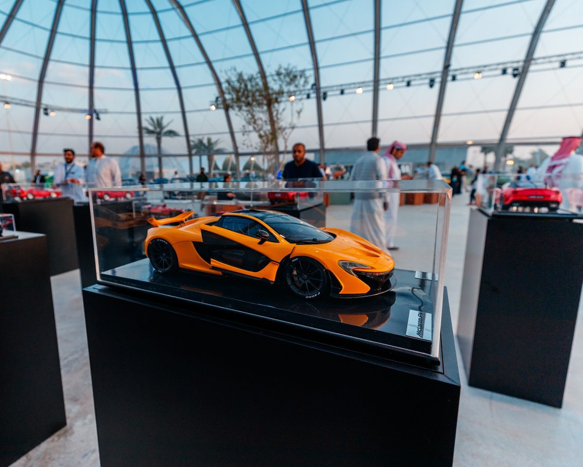 مجسمات ولوحات تاريخية في معرض الرياض للسيارات