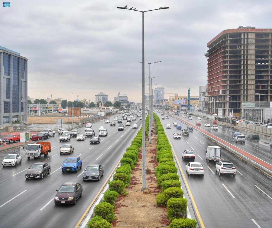 سحب رعدية ممطرة داخل البحر بمحاذاة محافظة جدة