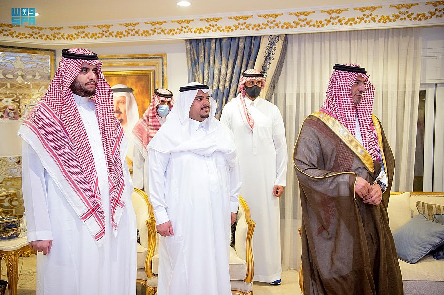 صورة أبناء عبدالرحمن بن عبدالعزيز يستقبلون المعزين في وفاة الأمير سعود