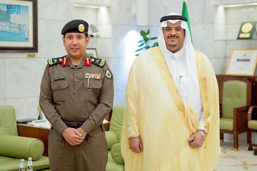 أمير الرياض بالنيابة يقلد مساعد مدير الشرطة رتبته الجديدة