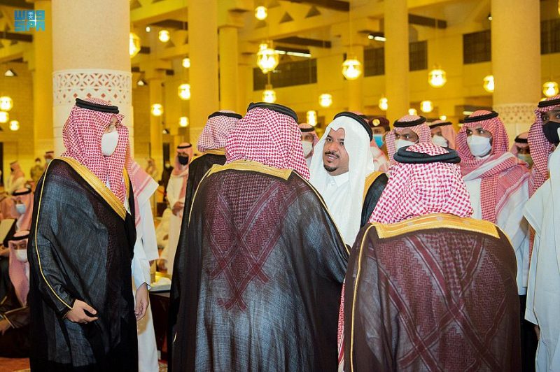 أمير الرياض بالنيابة يتقدم المصلين على الأمير سعود بن عبدالرحمن - المواطن
