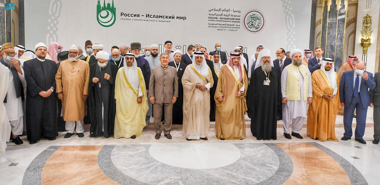 الملك سلمان: اجتماع العالم الإسلامي وروسيا يعزز الأمن والاستقرار الإقليمي والدولي