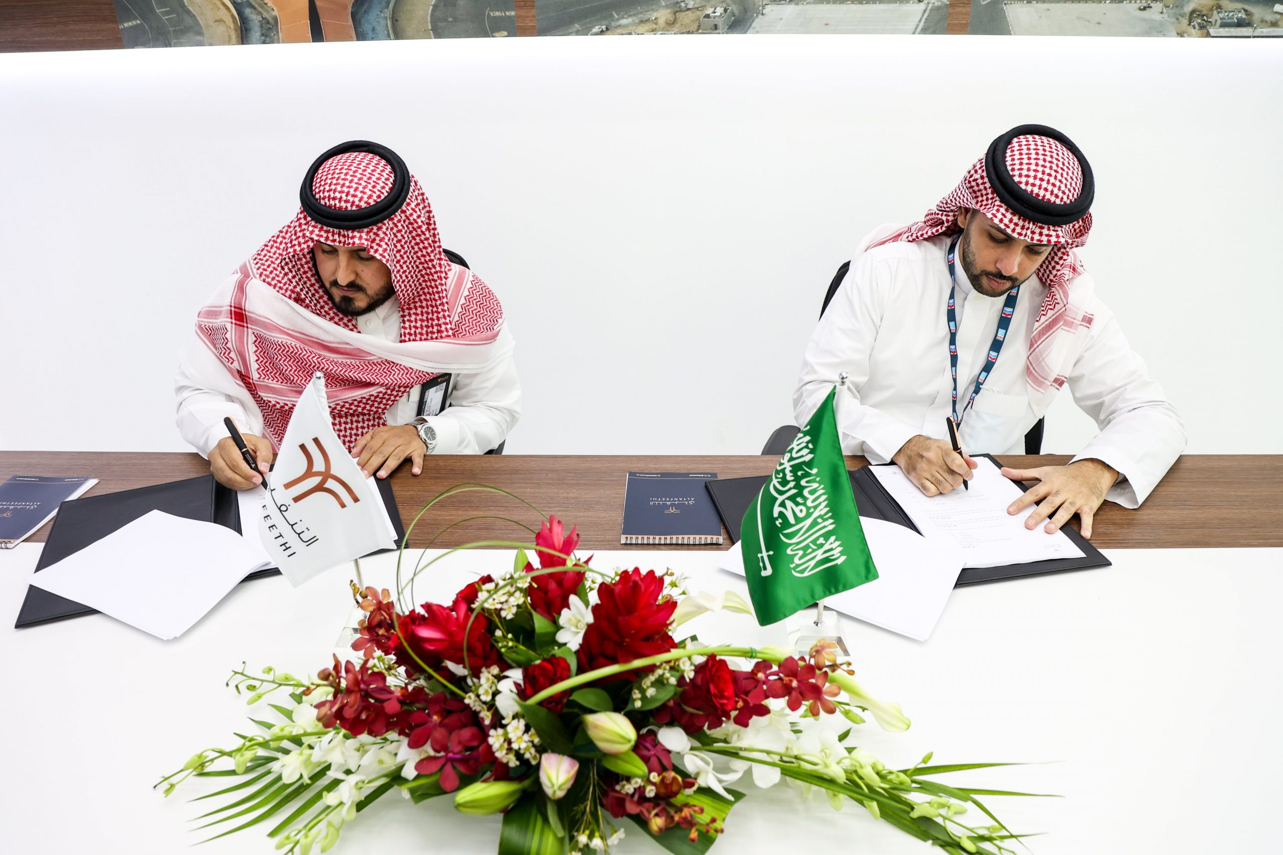 التنفيذي تستهل معرض دبي للطيران بتوقيع اتفاقية مع العربية