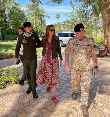 الملكة رانيا تهنئ ابنها : يا محلى النجوم على كتفك