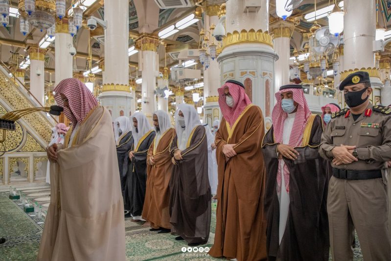 صورة جموع المصلين يؤدون صلاة الاستسقاء في رحاب المسجد النبوي