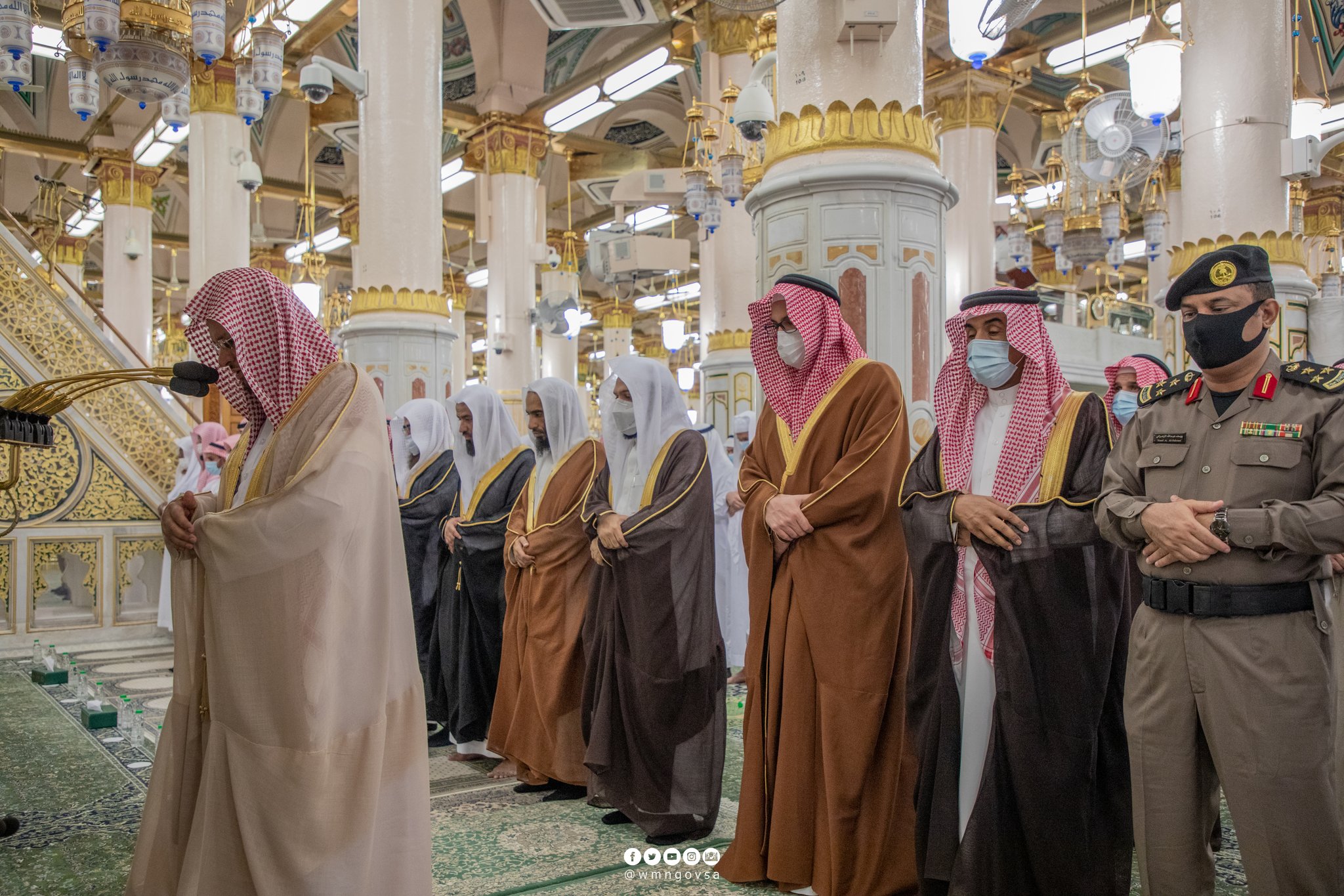 جموع المصلين يؤدون صلاة الاستسقاء في رحاب المسجد النبوي
