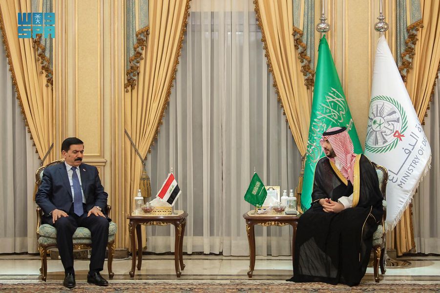 خالد بن سلمان يبحث العلاقات الثنائية والتعاون مع وزير الدفاع العراقي
